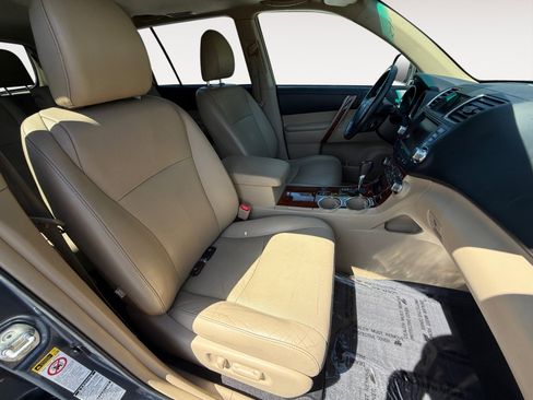 Used 2012 Toyota Highlander Limited w/ Tow Pkg AWD/4WD image 19