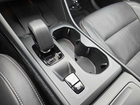 Used 2025 Volvo XC40 B5 Core image 36