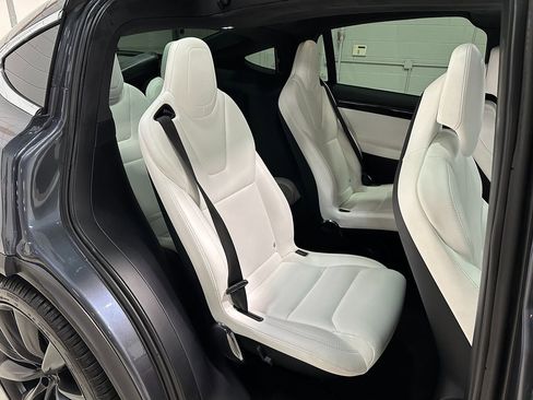 Used 2019 Tesla Model X image 10