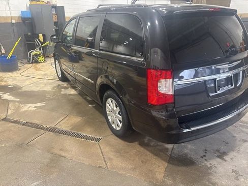 Used 2014 Chrysler Town & Country Touring image 17
