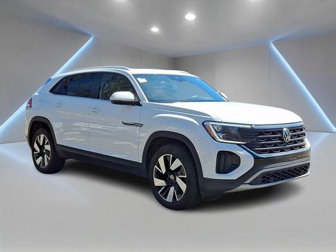 Certified 2025 Volkswagen Atlas Cross Sport SE w/ Panoramic Sunroof Package image 3