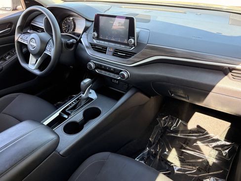 Used 2025 Nissan Altima 2.5 SV FWD image 11