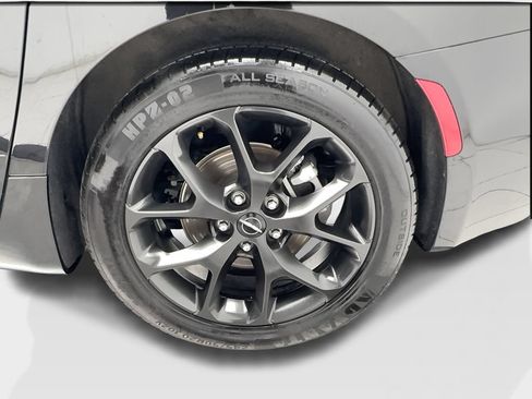 Used 2025 Chrysler Pacifica Limited FWD image 11
