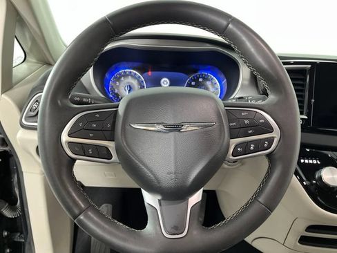 Used 2023 Chrysler Pacifica Touring-L FWD image 21