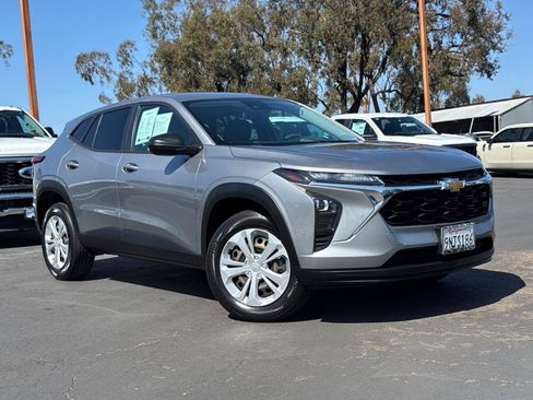 Used 2024 Chevrolet Trax LS FWD image 2
