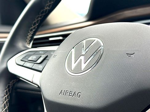 Used 2025 Volkswagen Atlas SE FWD image 31