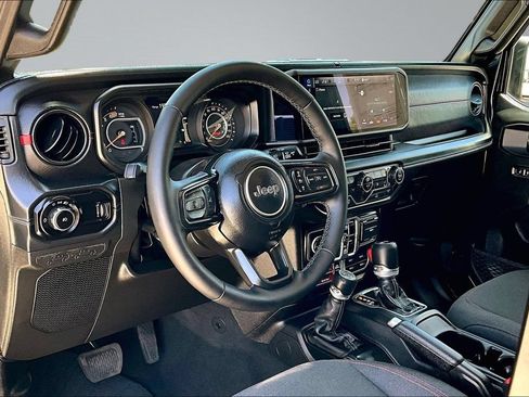 Certified 2025 Jeep Wrangler Unlimited Rubicon w/ Convenience Group AWD/4WD image 4