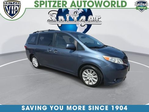 Used 2017 Toyota Sienna XLE AWD/4WD image 2