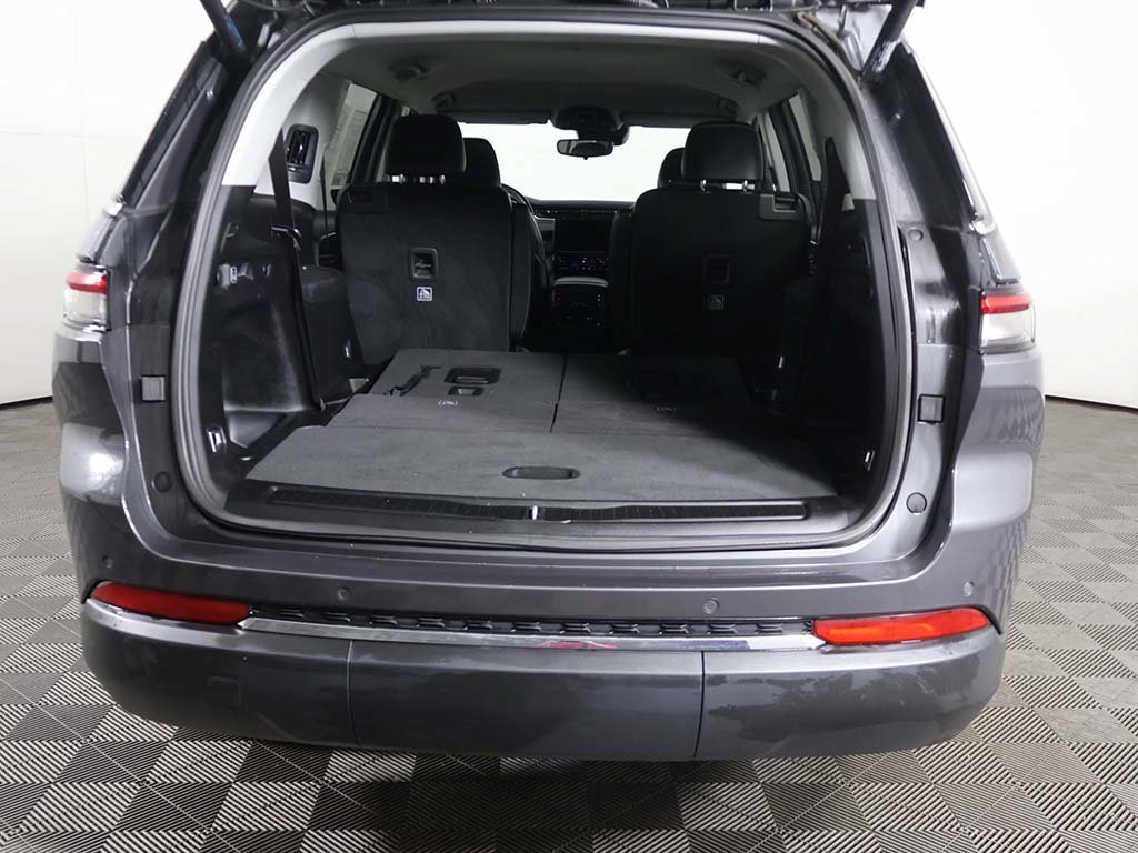 Used 2023 Jeep Grand Cherokee L Limited AWD/4WD image 18