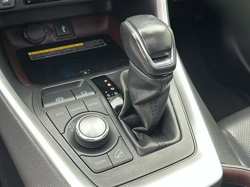 Used 2021 Toyota RAV4 Limited image 19