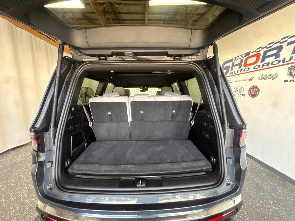 Used 2025 Jeep Wagoneer Series III w/ Premium Group I AWD/4WD image 13