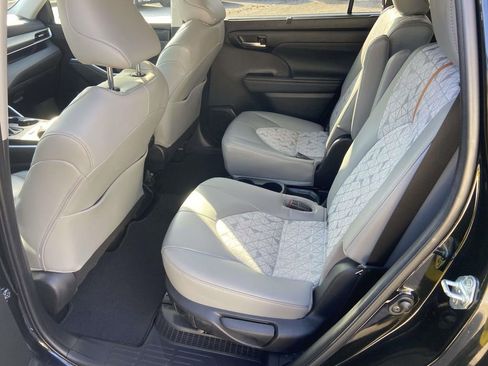 Used 2023 Toyota Highlander Bronze Edition FWD image 23