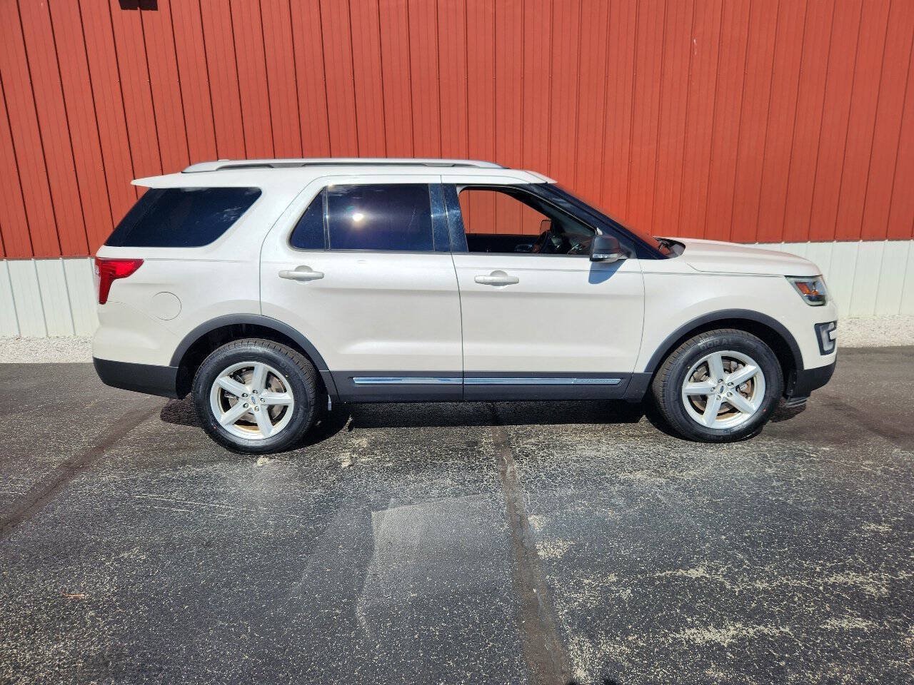 Used 2017 Ford Explorer XLT w/ Equipment Group 201A AWD/4WD image 5