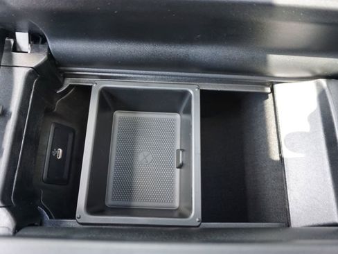Used 2025 Mercedes-Benz GLC 300 4MATIC image 40