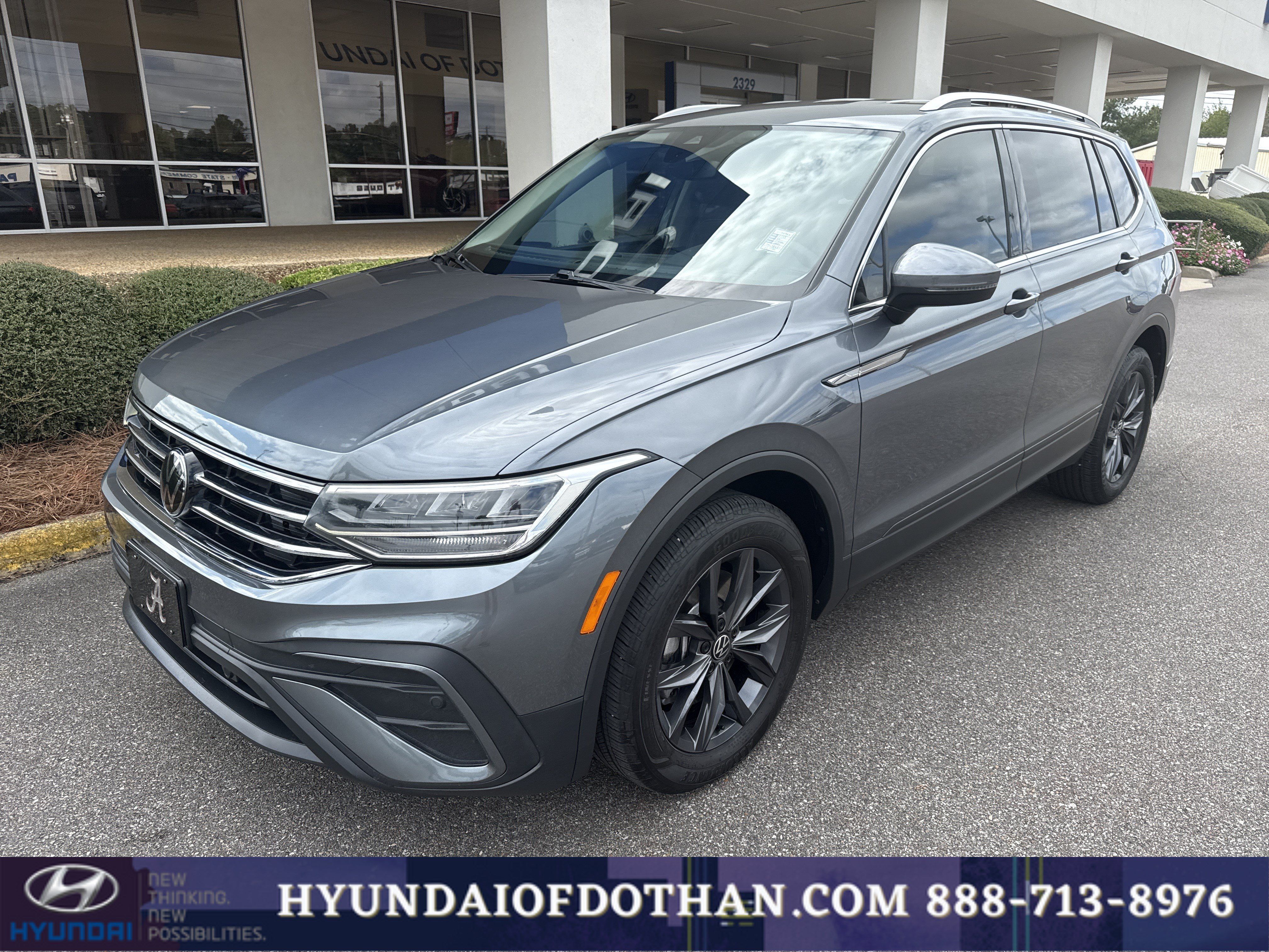 Used 2023 Volkswagen Tiguan SE FWD image 1