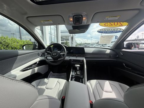Certified 2025 Hyundai Elantra Limited FWD image 20
