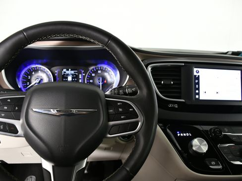 Used 2022 Chrysler Voyager LX image 16