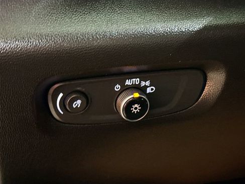 Used 2023 Chevrolet Traverse LT image 11