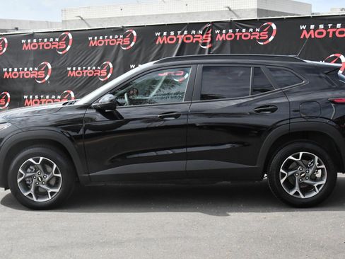Used 2025 Chevrolet Trax LT FWD image 4
