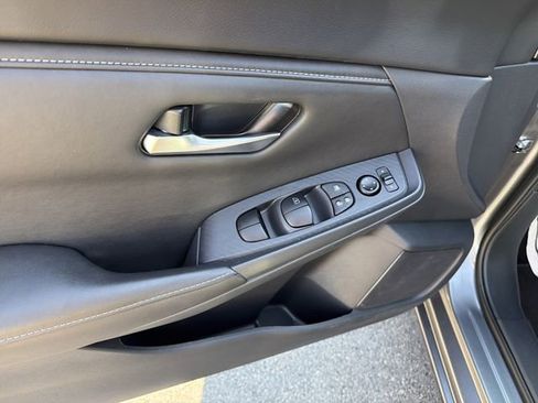 Used 2025 Nissan Sentra SV FWD image 17