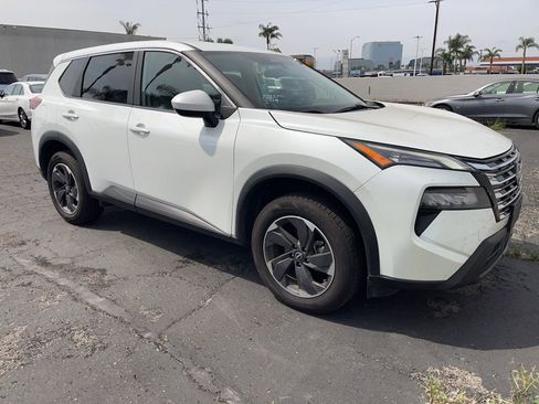 Used 2024 Nissan Rogue SV image 1