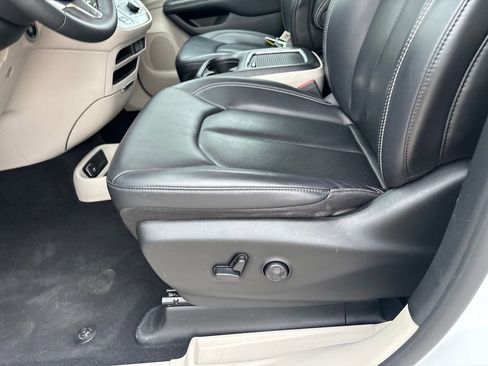 Used 2023 Chrysler Pacifica Touring-L image 21