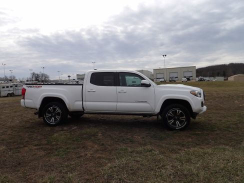 Used 2017 Toyota Tacoma TRD Sport w/ Tow Package image 5