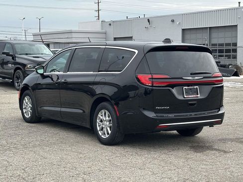 New 2026 Chrysler Pacifica Select image 5