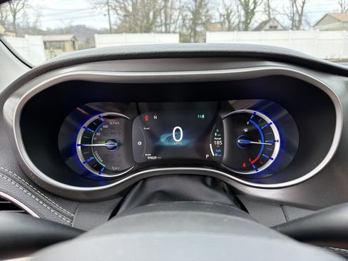 Used 2024 Chrysler Pacifica Limited FWD image 17