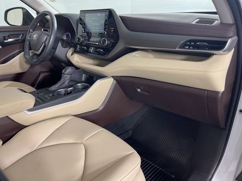 Certified 2022 Toyota Highlander XLE image 32
