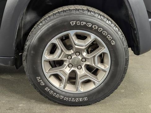 Used 2022 Jeep Cherokee Trailhawk image 11