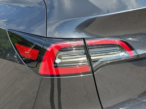 Used 2024 Tesla Model Y 2WD image 34