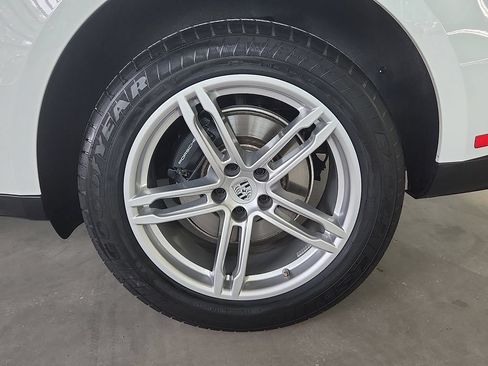 Certified 2026 Porsche Macan AWD/4WD image 10
