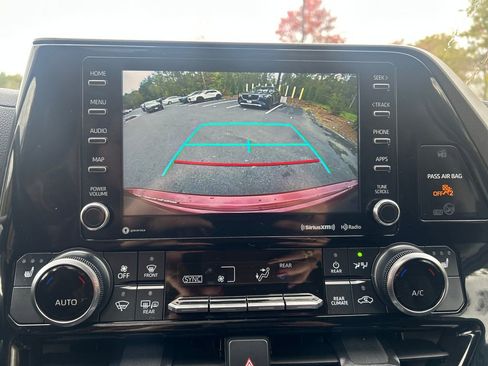 Used 2022 Toyota Highlander XLE image 14