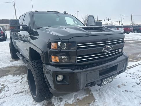 Used 2018 Chevrolet Silverado 2500 LT w/ Midnight Edition image 6