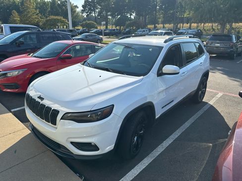 Used 2020 Jeep Cherokee Latitude Plus FWD image 2