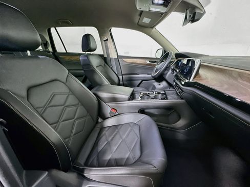Used 2025 Volkswagen Atlas SE FWD image 32