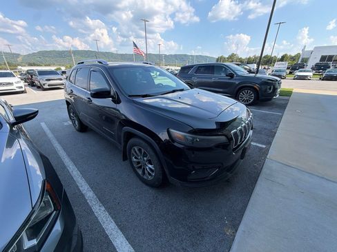 Used 2019 Jeep Cherokee Latitude Plus FWD image 3