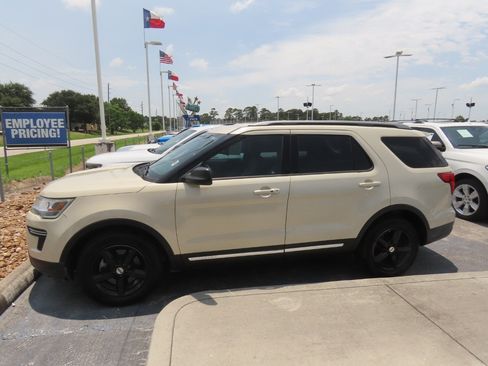 Used 2018 Ford Explorer XLT FWD image 7