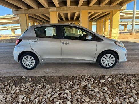 Used 2017 Toyota Yaris L image 2