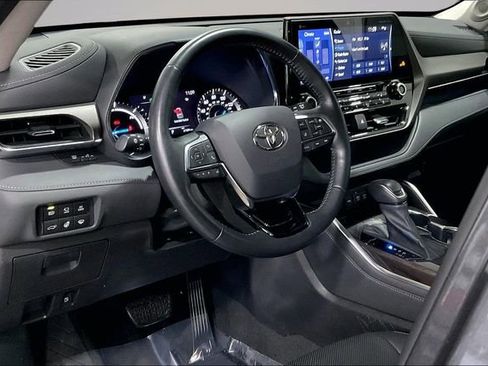 Used 2021 Toyota Highlander Limited image 16