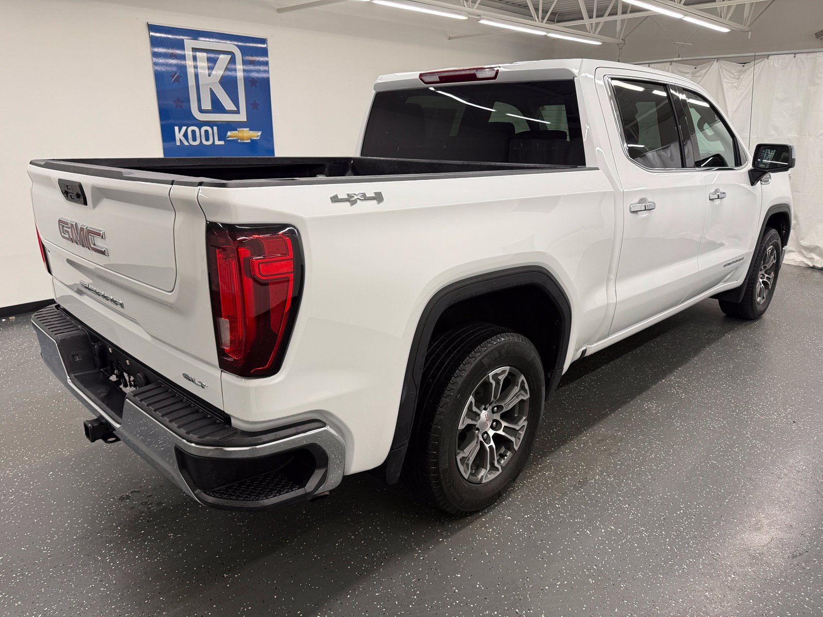 Used 2025 GMC Sierra 1500 SLT AWD/4WD image 2