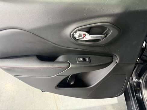 Used 2019 Jeep Cherokee Trailhawk AWD/4WD image 22