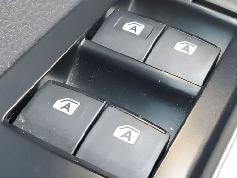 Used 2019 Toyota Camry LE image 32