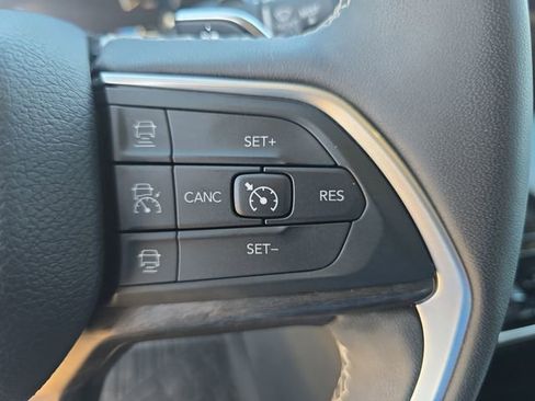 Used 2024 Jeep Grand Cherokee Limited w/ Black Appearance Package image 17