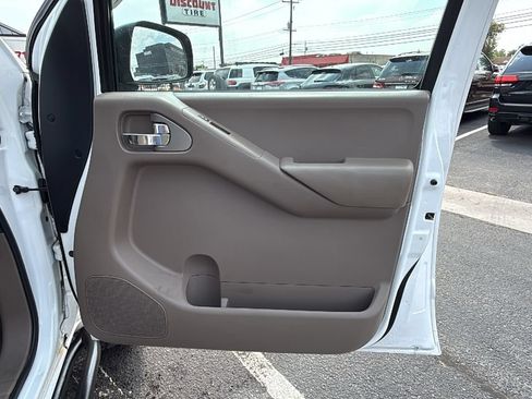 Used 2012 Nissan Frontier SV w/ SV Premium Utility Pkg AWD/4WD image 18