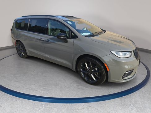 Used 2025 Chrysler Pacifica Limited FWD image 3