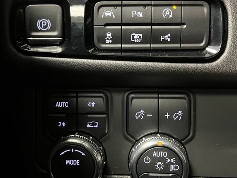 Used 2025 GMC Yukon XL Denali AWD/4WD image 32