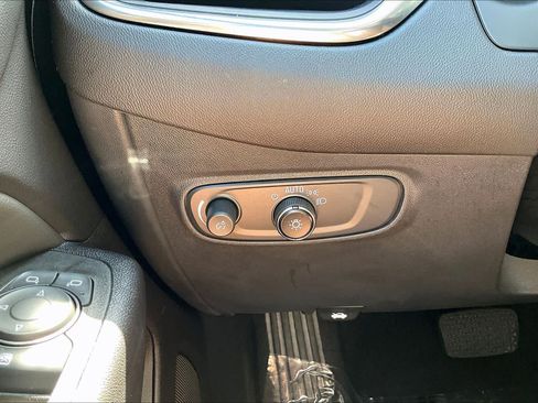 Used 2024 Chevrolet Equinox LT FWD image 32
