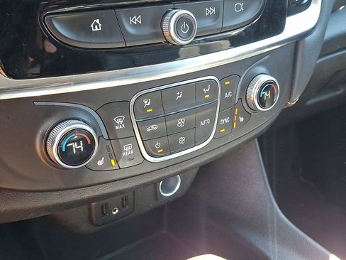 Used 2021 Chevrolet Traverse LT AWD/4WD image 16